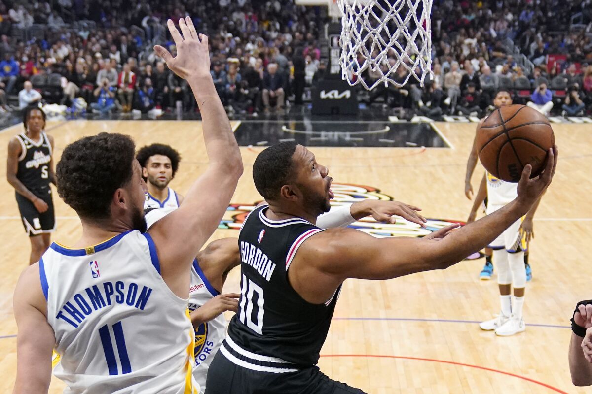 Le garde des Clippers Eric Gordon, à droite, tire devant le garde des Golden State Warriors Klay Thompson.