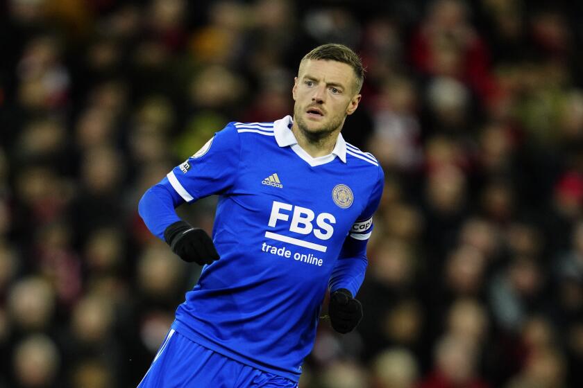 ARCHIVO - Jamie Vardy, del Leicester, corre durante el partido de fútbol de la Liga Premier inglesa entre el Liverpool y el Leicester City en el estadio Anfield en Liverpool, Inglaterra, el viernes 30 de diciembre de 2022. (AP Foto/Jon Super, Archivo)