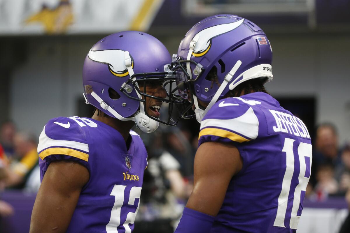 Vikings' Justin Jefferson hits ref in back with helmet as