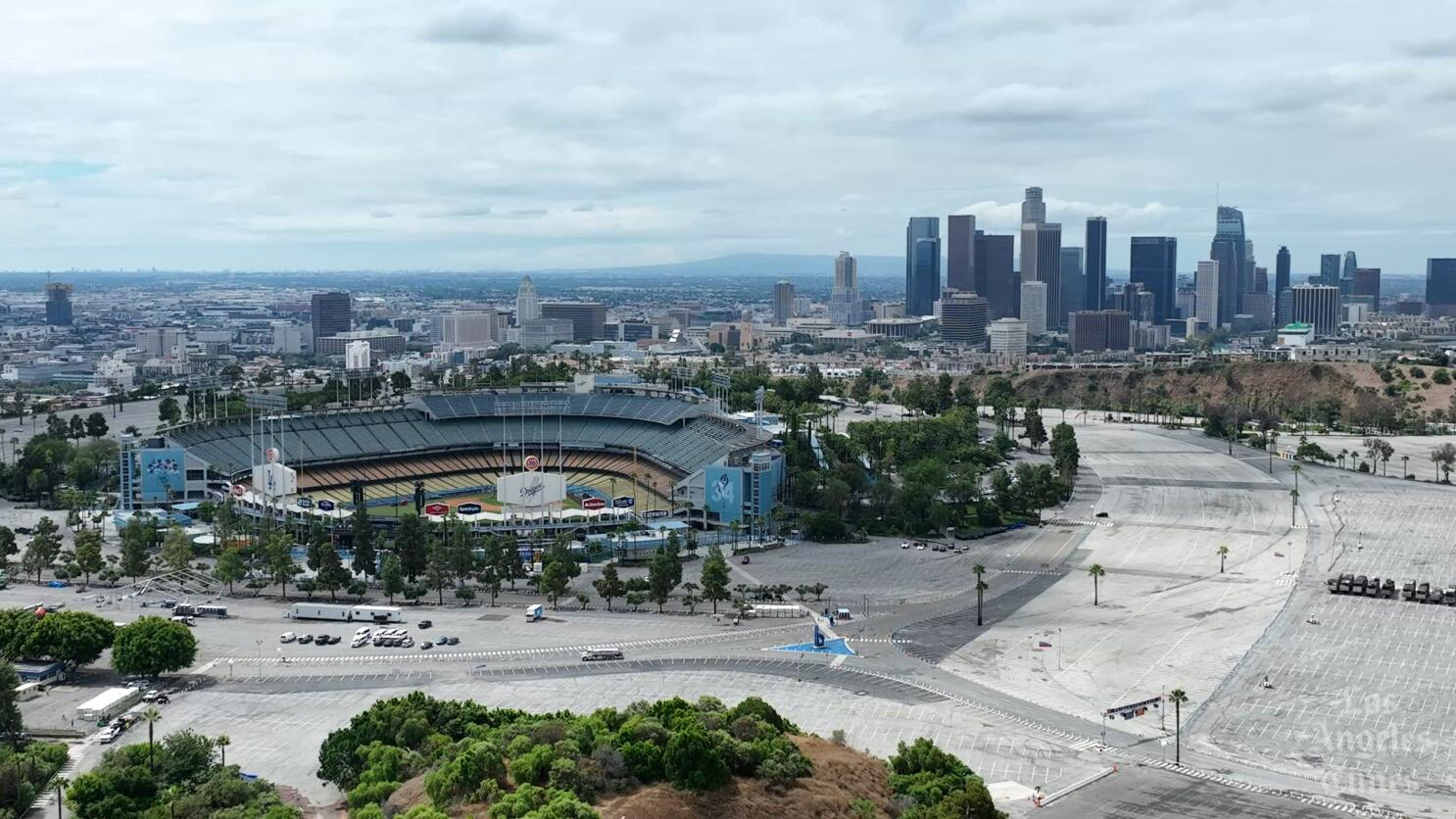 No, Dodger Stadium didn't flood. That's just a reflection - Los Angeles  Times