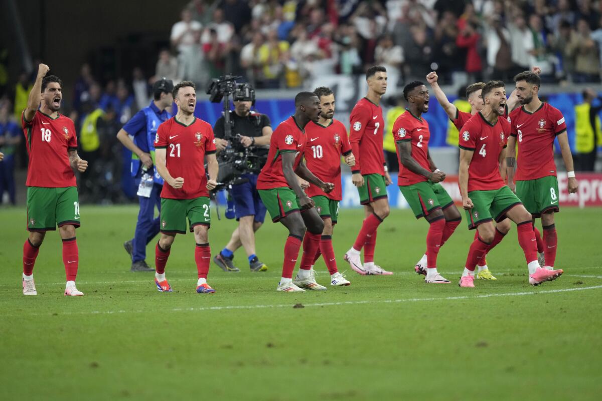 Los jugadores de Portugal celebran durante la tanda de penaltis 