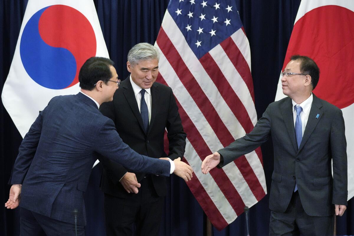 El enviado especial de Corea del Sur para Paz y Seguridad Coreana, Kim Gunn, a la izquierda,
