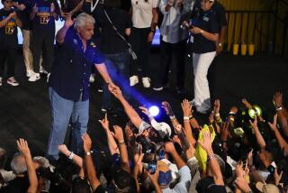 El candidato presidencial de Realizando Metas, José Raúl Mulino, saluda a un simpatizante tras ganar las elecciones generales, en Ciudad de Panamá, el domingo 5 de mayo de 2024. (AP Foto/Matías Delacroix)