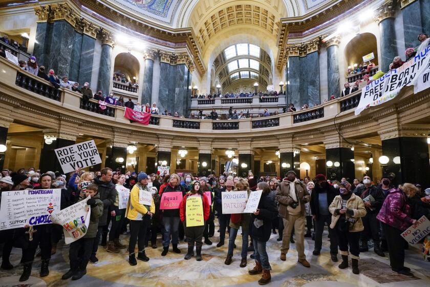 Una protesta en el Capitolio en Madison, Wisconsin, por el tema del aborto, el 22 de enero de 2023. (Foto AP/Morry Gash)