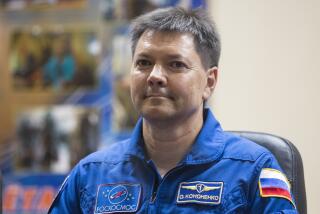 ARCHIVO - El cosmonauta ruso Oleg Kononenko, tripulante de la siguiente misión de la Estación Espacial Internacional, asiste a una conferencia de prensa en el Cosmódromo de Baikonur, arrendado por Rusia en Kazajistán, el 21 de julio de 2015. El cosmonauta ruso de 59 años se convirtió el miércoles 5 de junio de 2024 en la primera persona que pasaba 1.000 días en el espacio, según indicó la agencia espacial rusa Roscosmos. (AP Foto/Pavel Golovkin, Archivo)
