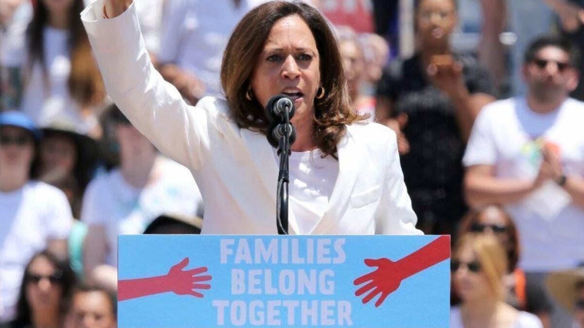 La senadora Kamala Harris (D-CA) habla en una marcha por los derechos de los inmigrantes en Los Ángeles en 2018. (Willy Sanjuan / Associated Press)