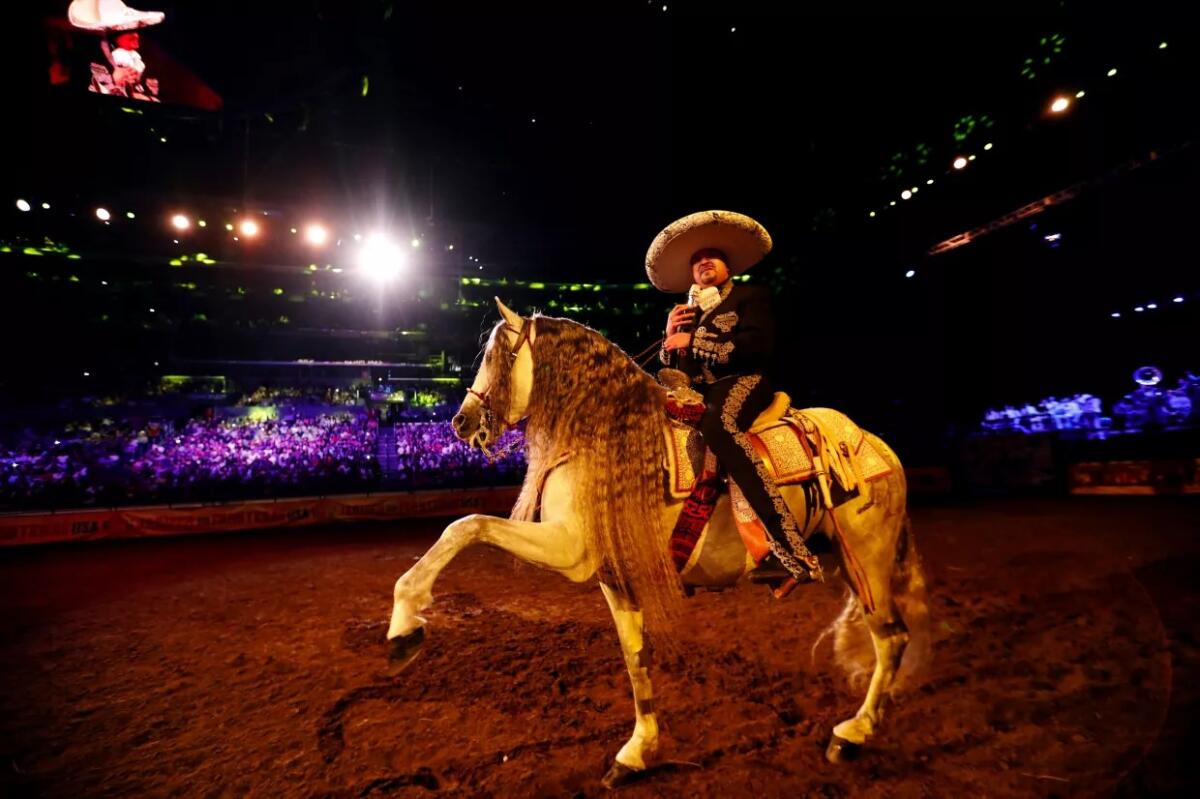 Pepe Aguilar encabeza la fiesta del Jaripeo sin Fronteras en el Crypto.com este viernes y sábado.