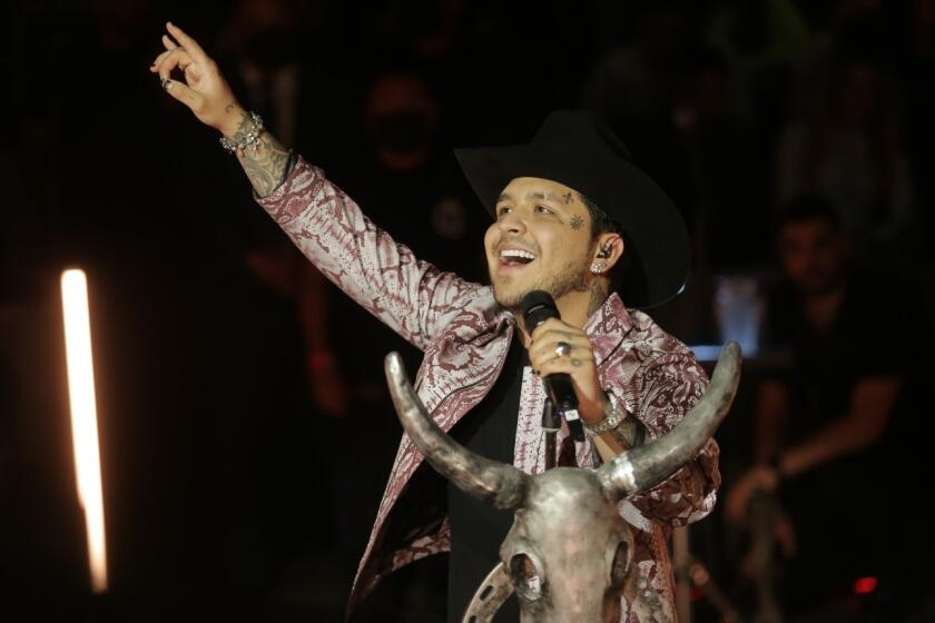 Christian Nodal ahora tiene un nueva familia musical: Sony.