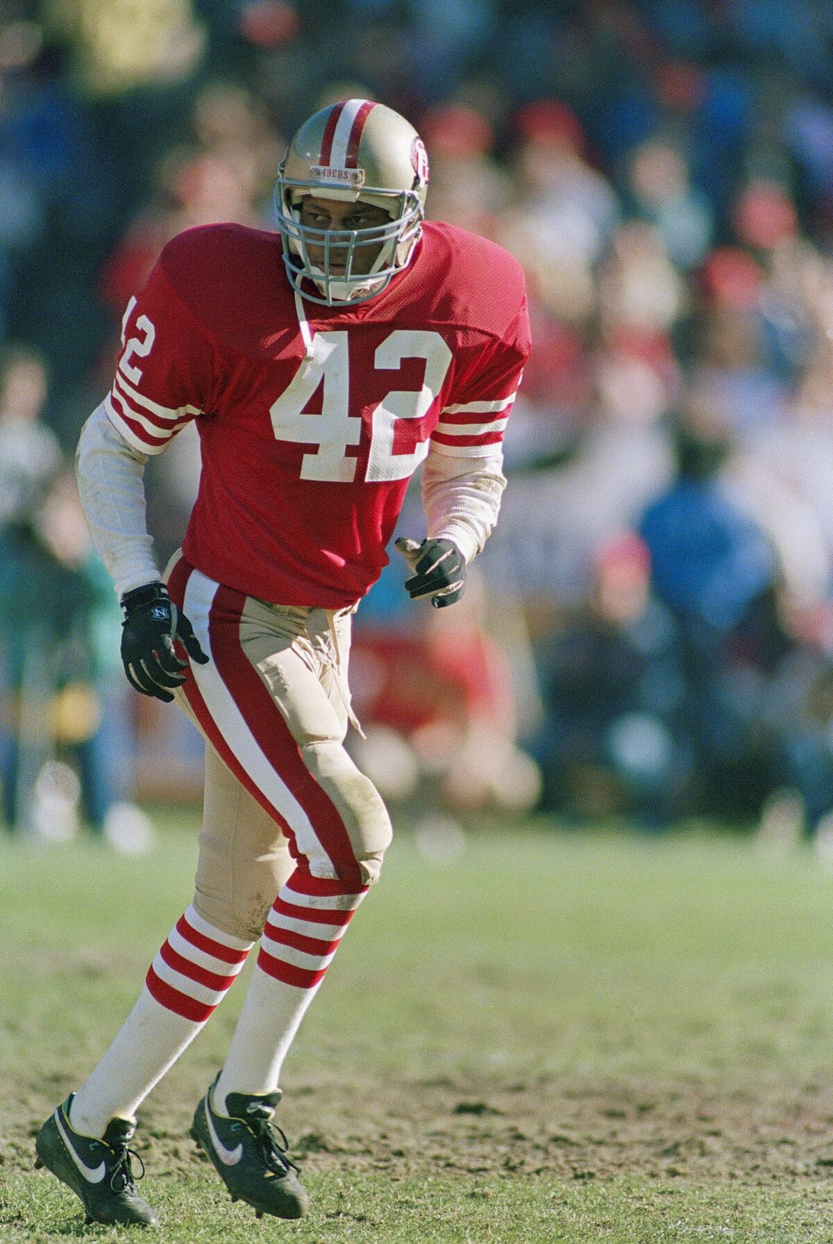 San Francisco 49ers free safety Ronnie Lott gets in position.