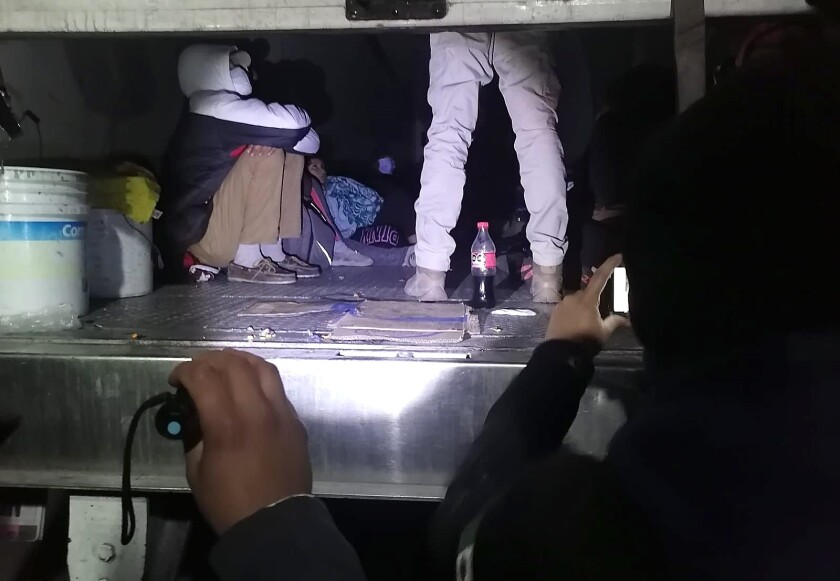 Interceptan a 65 migrantes hacinados en un tráiler en el norte de México