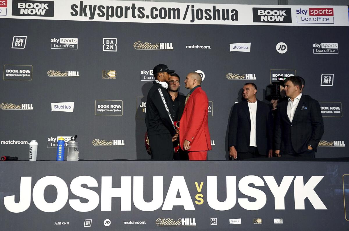 El boxeador británico Anthony Joshua, izquierda, 