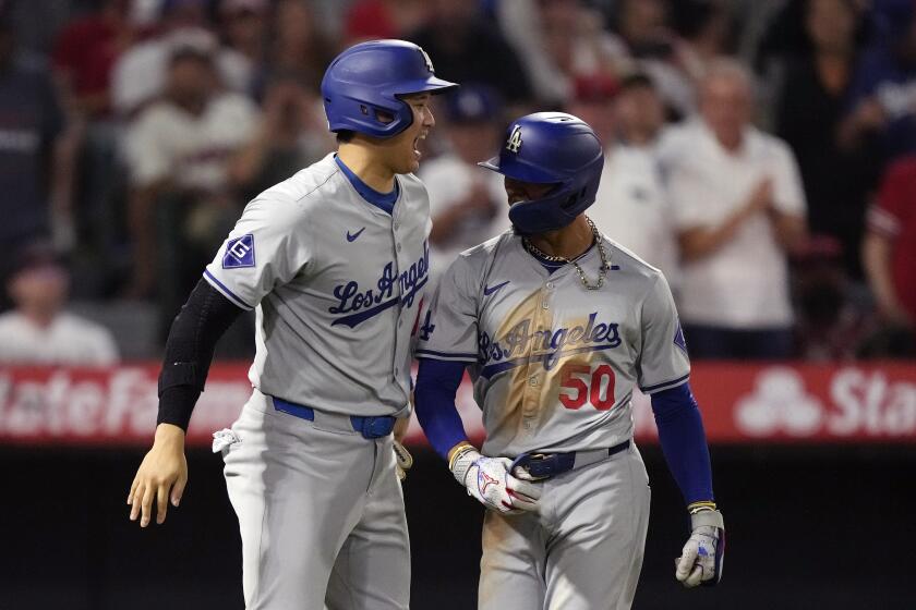 Mookie Betts, de los Dodgers de Los Ángeles, a la derecha, celebra con Shohei Ohtani después de conectar un jonrón de tres carreras durante la décima entrada contra los Angelinos de Los Ángeles, el martes 3 de septiembre de 2024, en Anaheim, California (AP Foto/Mark J. Terrill)