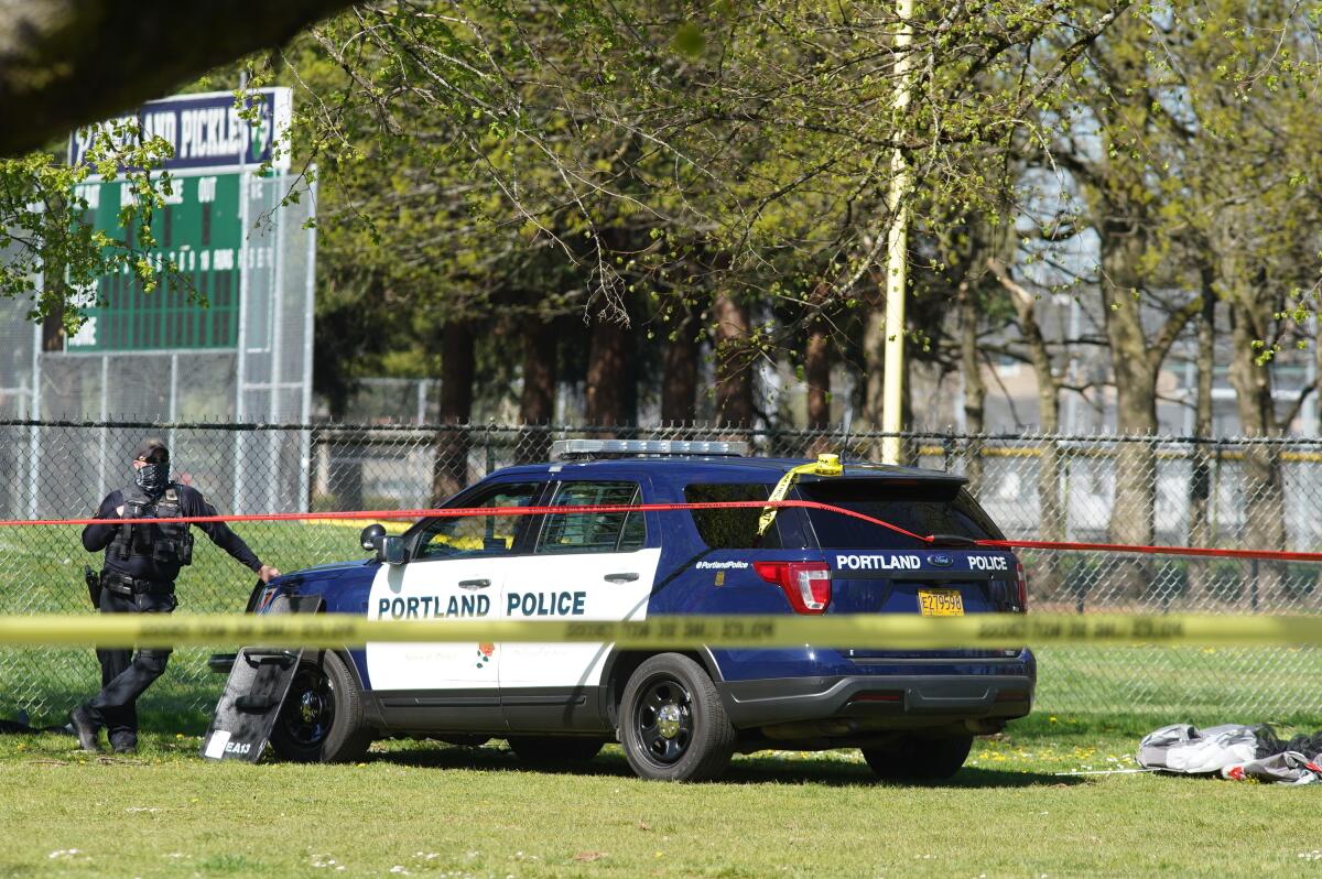 Un agente de policía de Portland, Oregon, vigila después de la muerte a tiros de un hombre