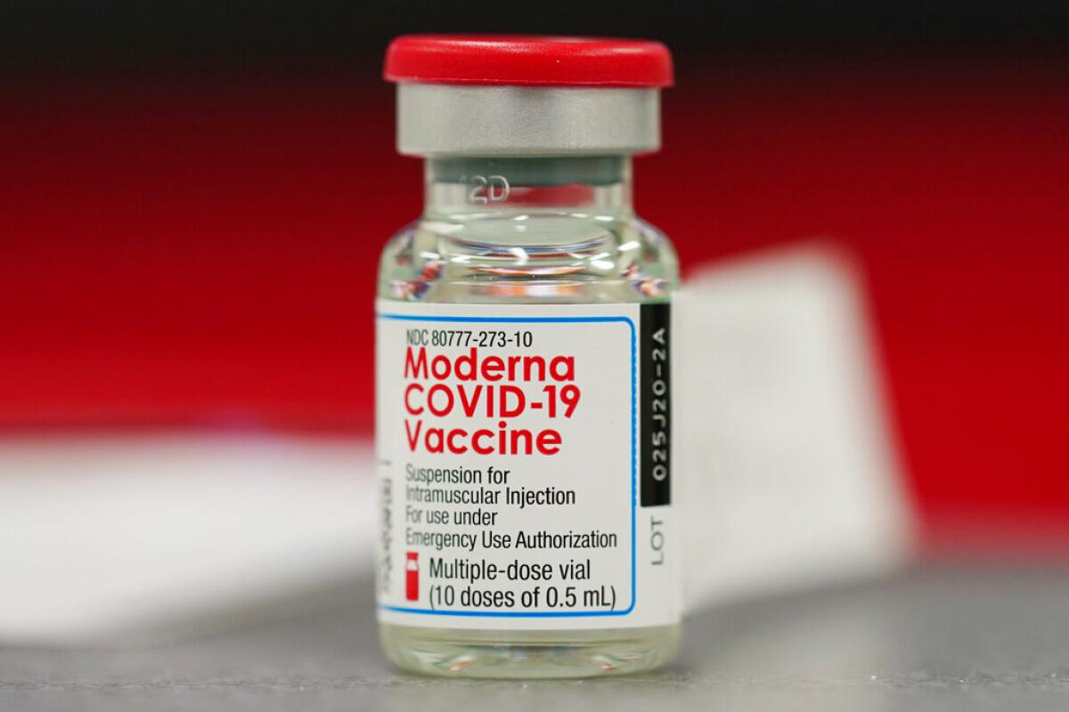 ARCHIVO - La imagen de archivo muestra un vial de la vacuna de Moderna contra COVID-19. (AP Foto/David Zalubowski, archivo)