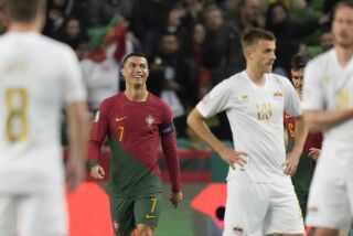 Cristiano Ronaldo de Portugal reacciona durante el encuentro de clasificación a la Euro 2024 frente a Liechtenstein en Lisboa, Portugal el jueves 23 de marzo del 2023. (AP Foto/Armando Franca)