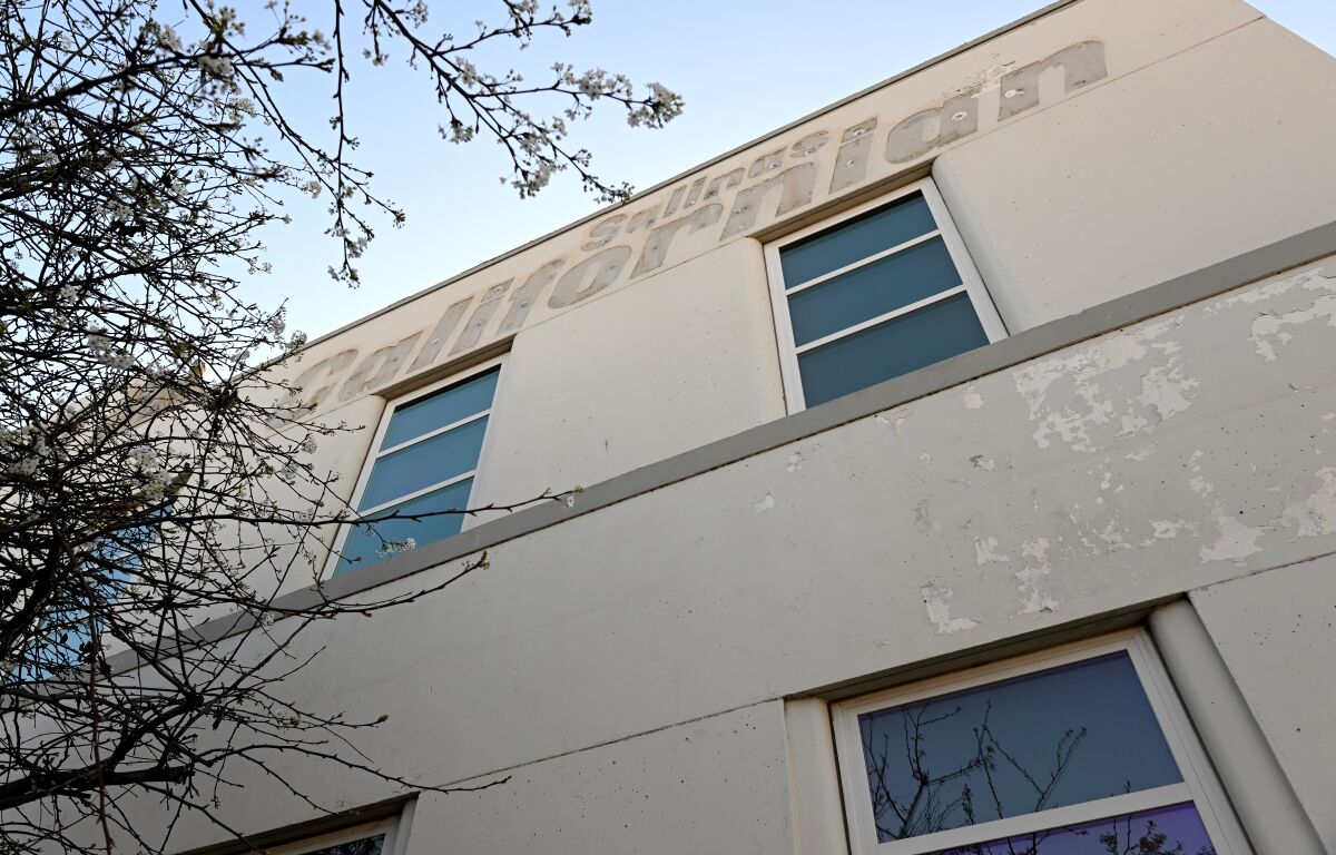 El edificio vacío del periódico Salinas California se encuentra solo en Salinas.