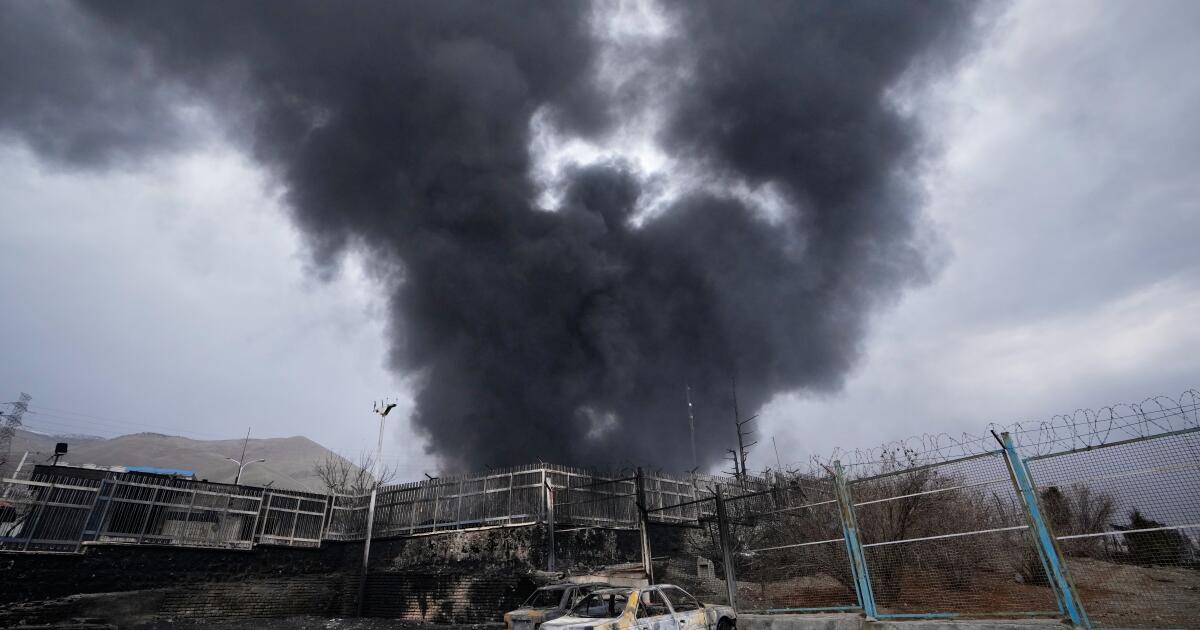 Os preços do petróleo bruto subiram acima de US$ 100 por barril enquanto a guerra do Irã interrompeu a produção e os embarques Os preços do petróleo bruto subiram acima de US$ 100 por barril enquanto a guerra do Irã interrompeu a produção e os embarques