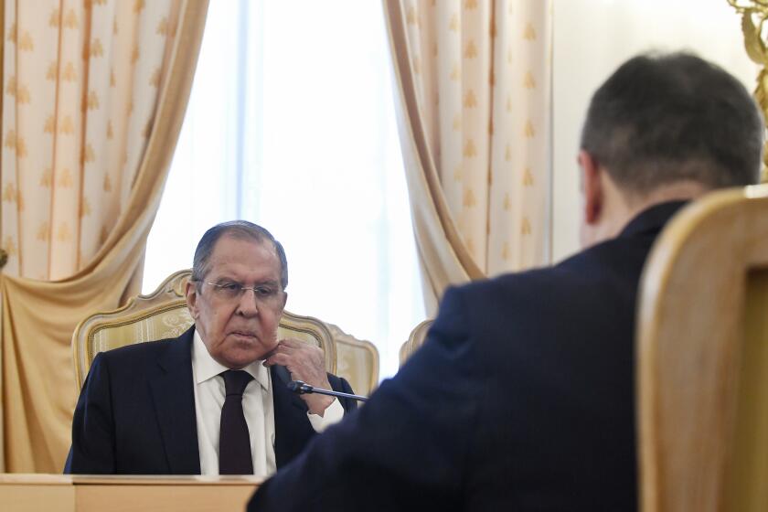 El ministro de Relaciones Exteriores ruso Sergey Lavrov conversa en Moscú con su homólogo serbio Ivica Dacic, el jueves 21 de marzo de 2024. (Olga Maltseva /Pool Photo via AP)