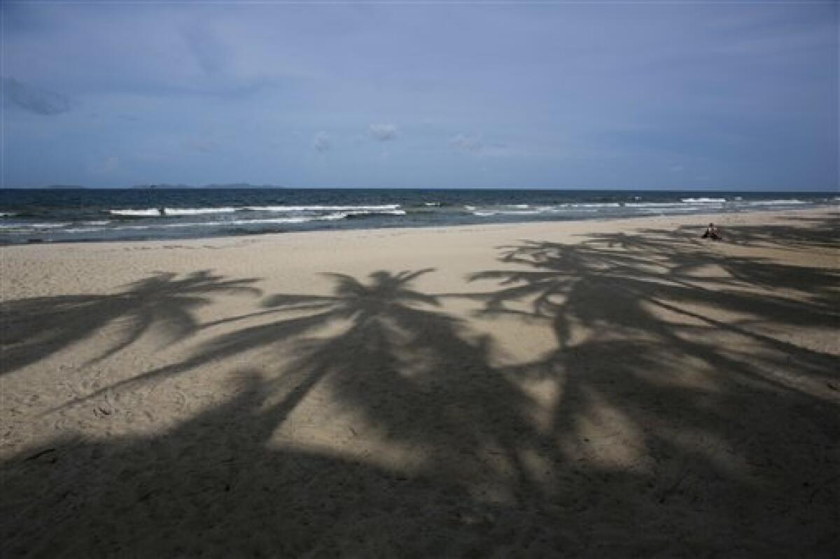 En esta imagen, tomada el 13 de septiembre de 2016, vista de Playa el Agua, casi vacía de turistas, en la isla de Margarita, en Venezuela. Aunque muchos venezolanos siguen pasando el fin de semana en la playa, pocos pueden permitirse comprar un billete de avión y reservar un hotel, lo que ha afectado a los negocios de la zona, que no tienen esperanzas de recuperación en el corto plazo.