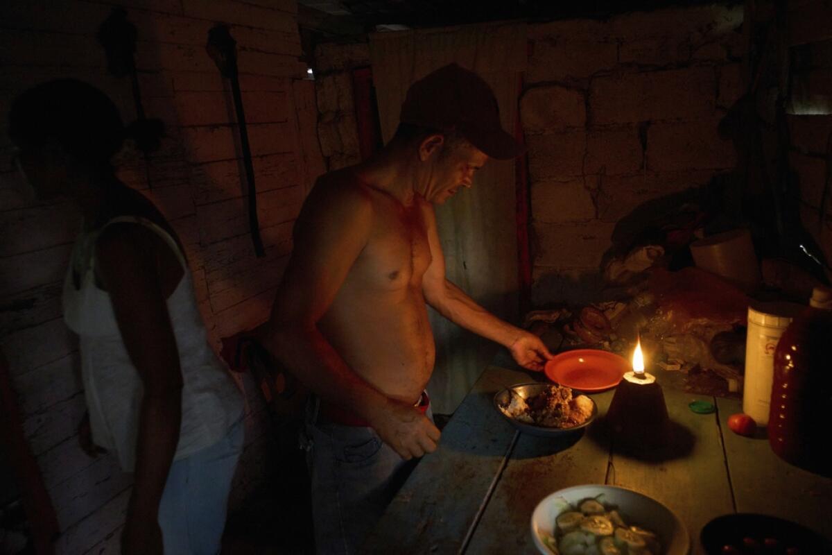 Edinector Vázquez se prepara para cenar