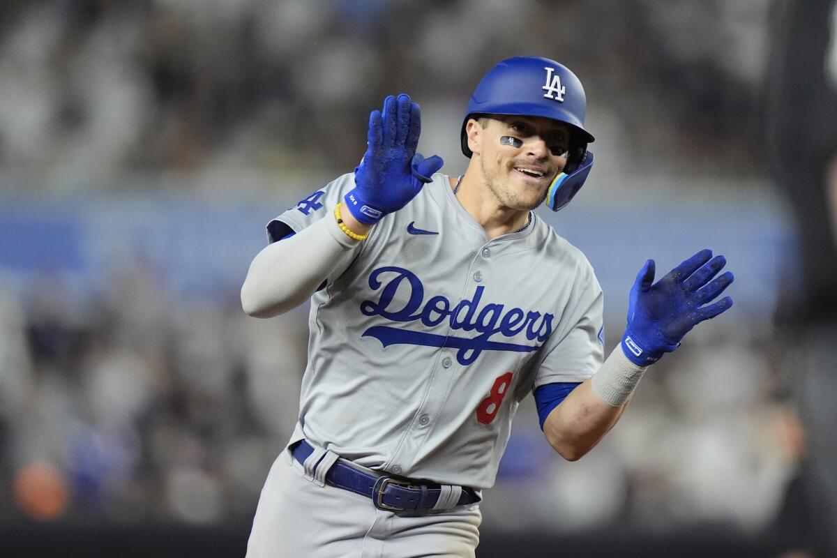Kiké Hernández, Dodgers adına sayı attıktan sonra kutlama yapıyor.