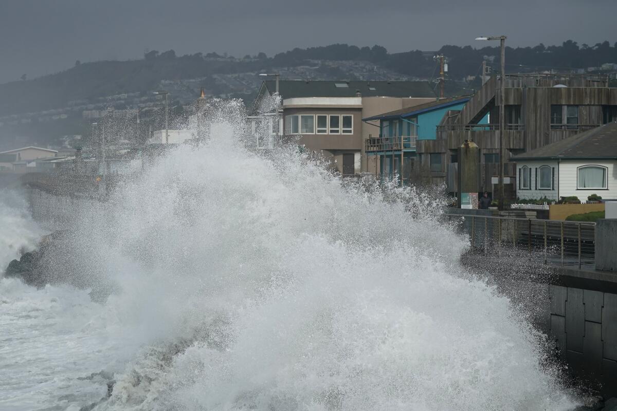 ARCHIVO - Una gran ola choca contra un muro en Pacifica, California, el 6 de enero de 2023.
