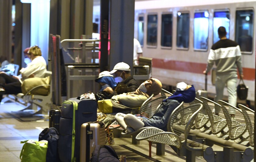 Pasajeros esperando a un tren retrasado por una huelga del sindicato de maquinistas GDL en la estación central de Colonia, Alemania, el lunes 23 de agosto de 2021. (Roberto Pfeil/dpa via AP)
