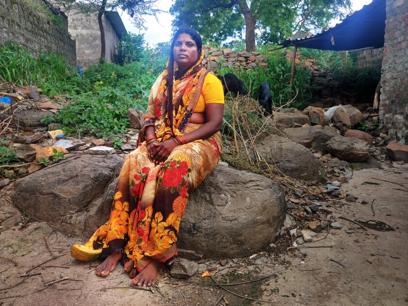 لاتا واگمار در روستای خود، دختر پنج ماهه اش، توسط تراکتور در مزارع قند له شد.