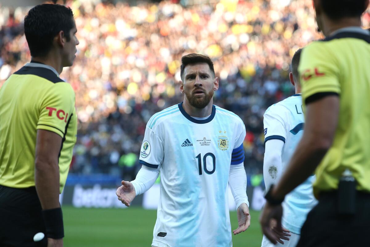El delantero argentino Lionel Messi tras ser expulsado en el partido ante Chile por el tercer lugar de la Copa América en Sao Paulo, el sábado 6 de junio de 2019.