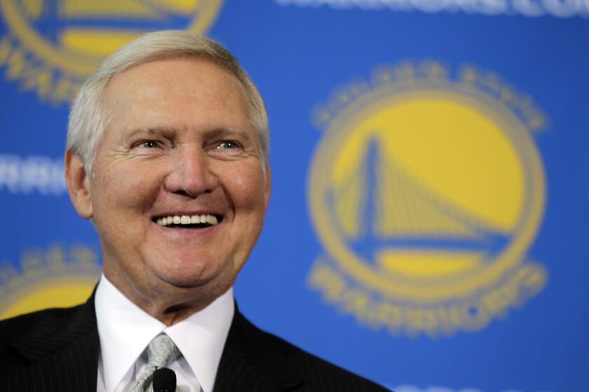 ARCHIVO - Jerry West sonríe tras tras ser presentado como nuevo miembro de la junta directiva de los Warriors de Golden State, el 24 de mayo de 2011. West ha fallecido. Tenía 86 a?os. (AP Foto/Eric Risberg)