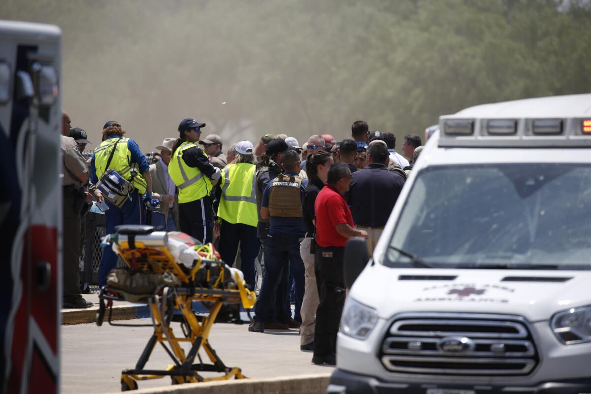 El personal de emergencia se reúne cerca de la Escuela Primaria Robb después de un tiroteo, el martes 24 de mayo de 2022, en Uvalde, Texas. (AP Foto/Dario Lopez-Mills)