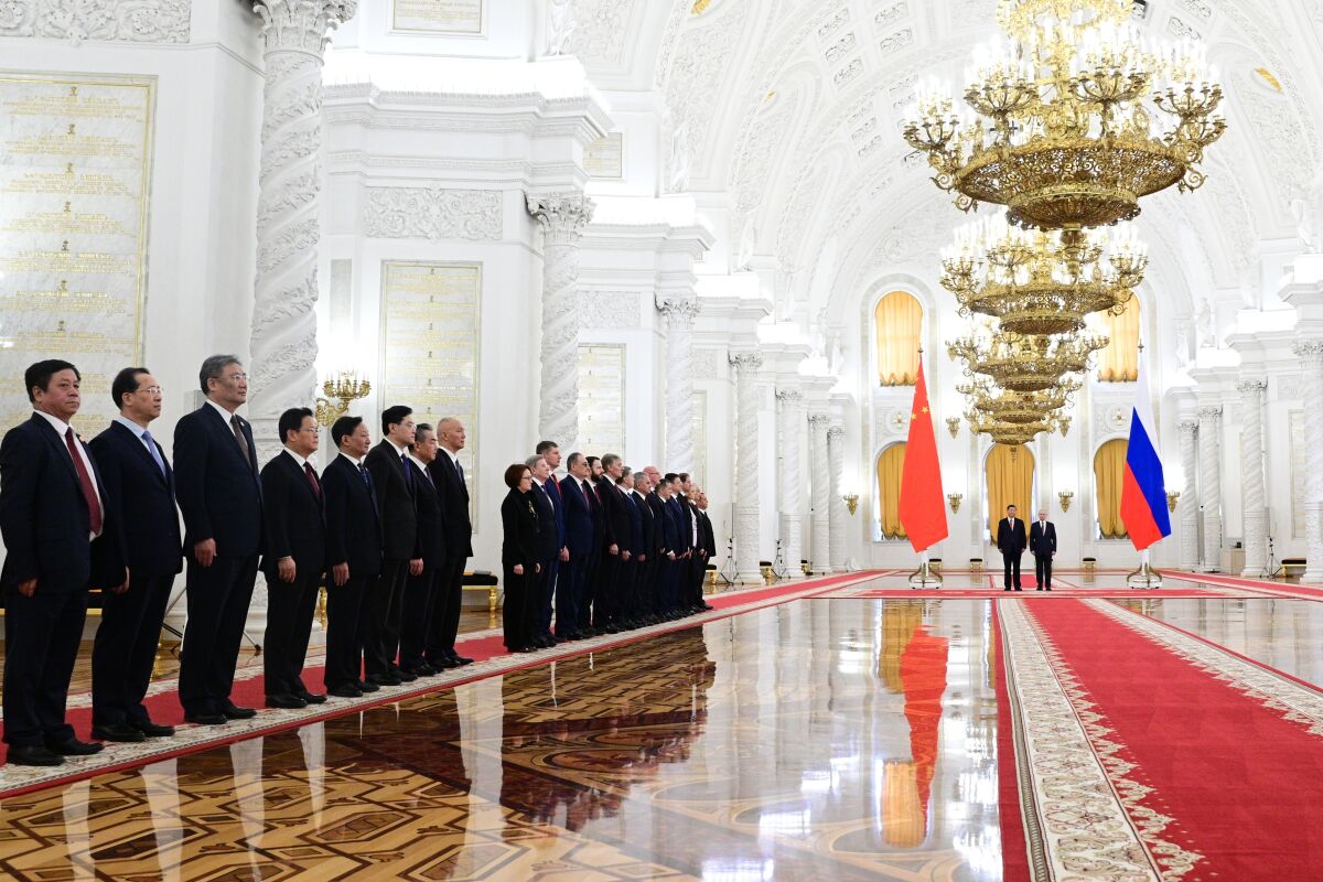 Ligne de dignitaires à l'intérieur du vaste hall du Kremlin