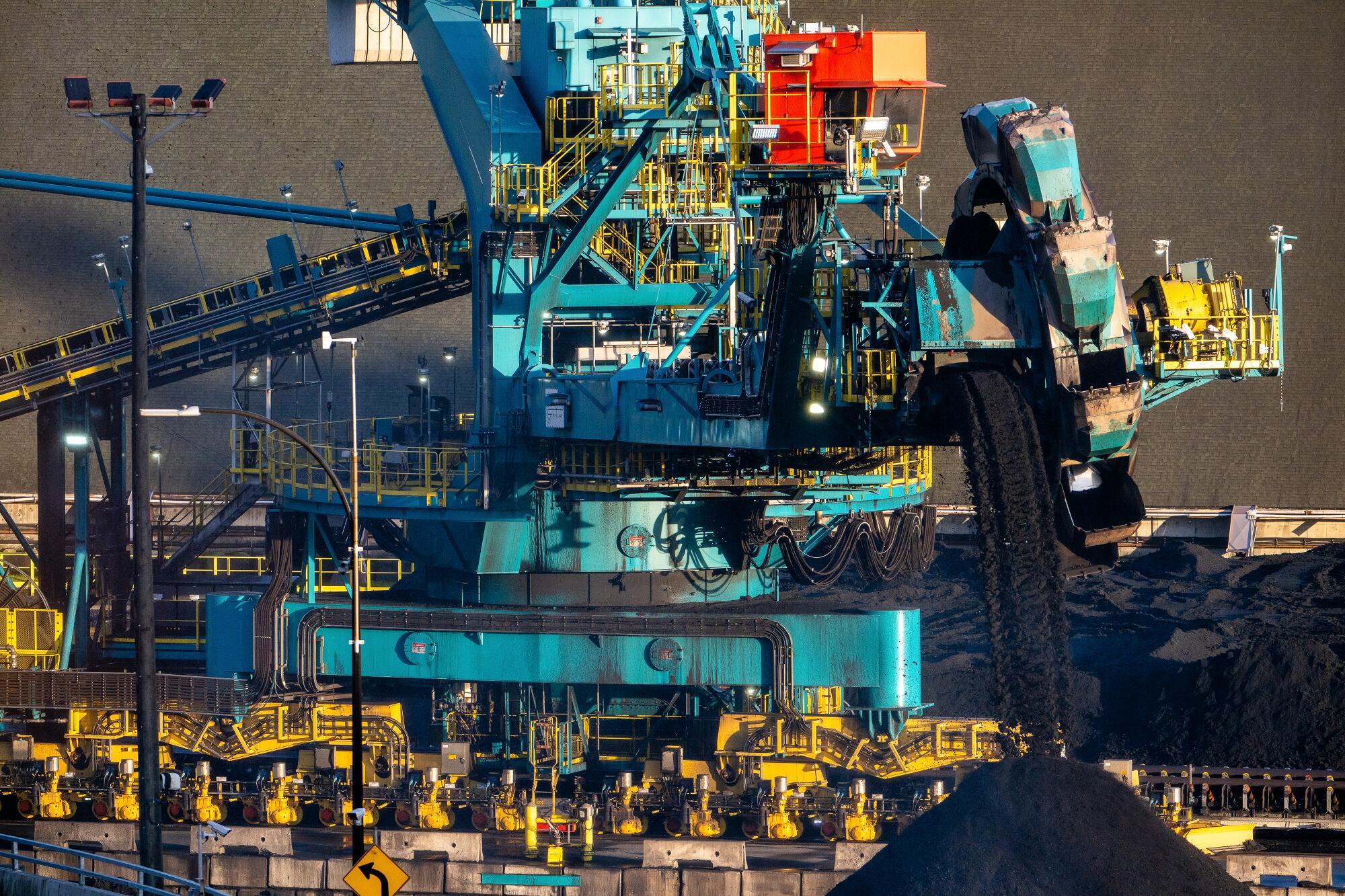Trump announces new coal export terminal in Oakland - Los Angeles Times