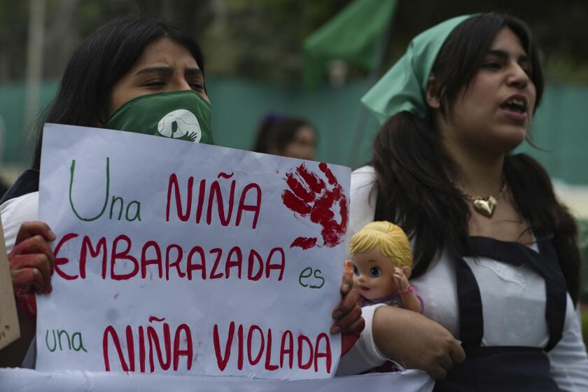 Una mujer sostiene un letrero durante una marcha para conmemorar el Día de Acción Global por un Aborto Legal y Seguro en Lima, Perú, el sábado 28 de septiembre de 2024. (AP Foto/Guadalupe Pardo)