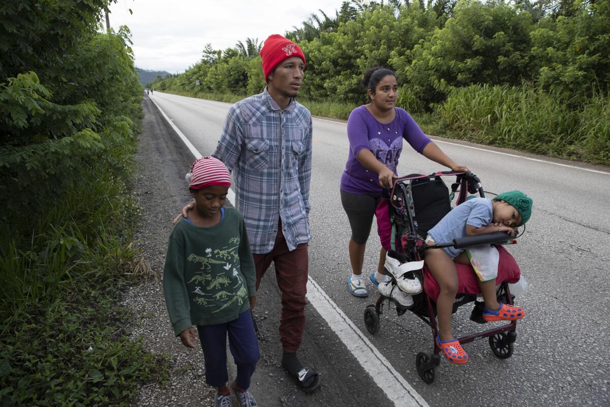 El migrante hondureño Marcos Pineda, su esposa Keysi Girón y sus hijos Génesis y Ezequiel 