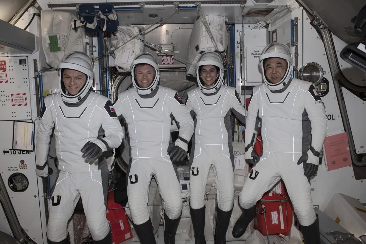 En esta imagen sin fecha proporcionada por la NASA, cuatro tripulantes 