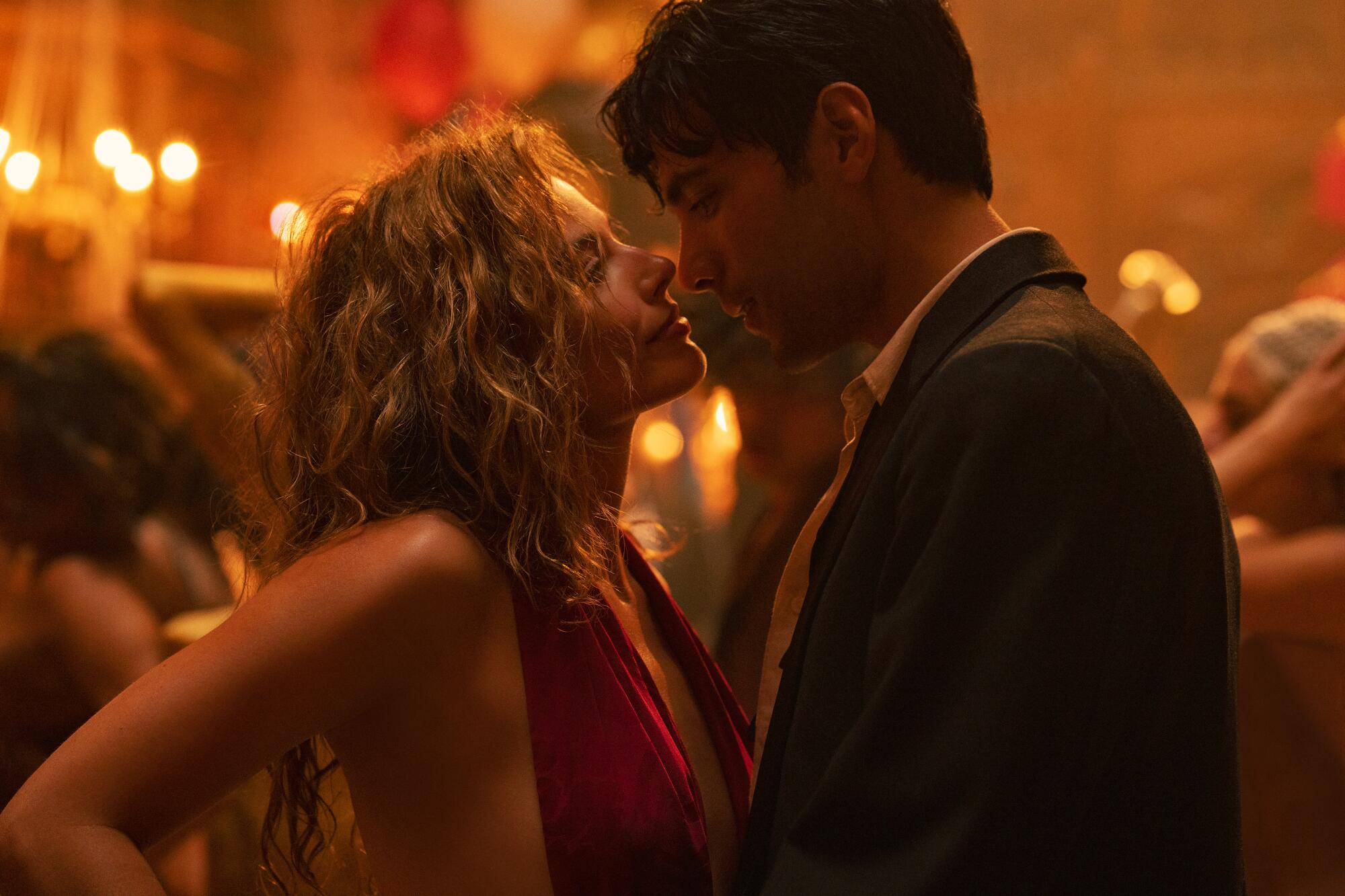 Margot Robbie como Nellie LaRoy y Diego Calva como Manny Torres en una escena de "Babylon".