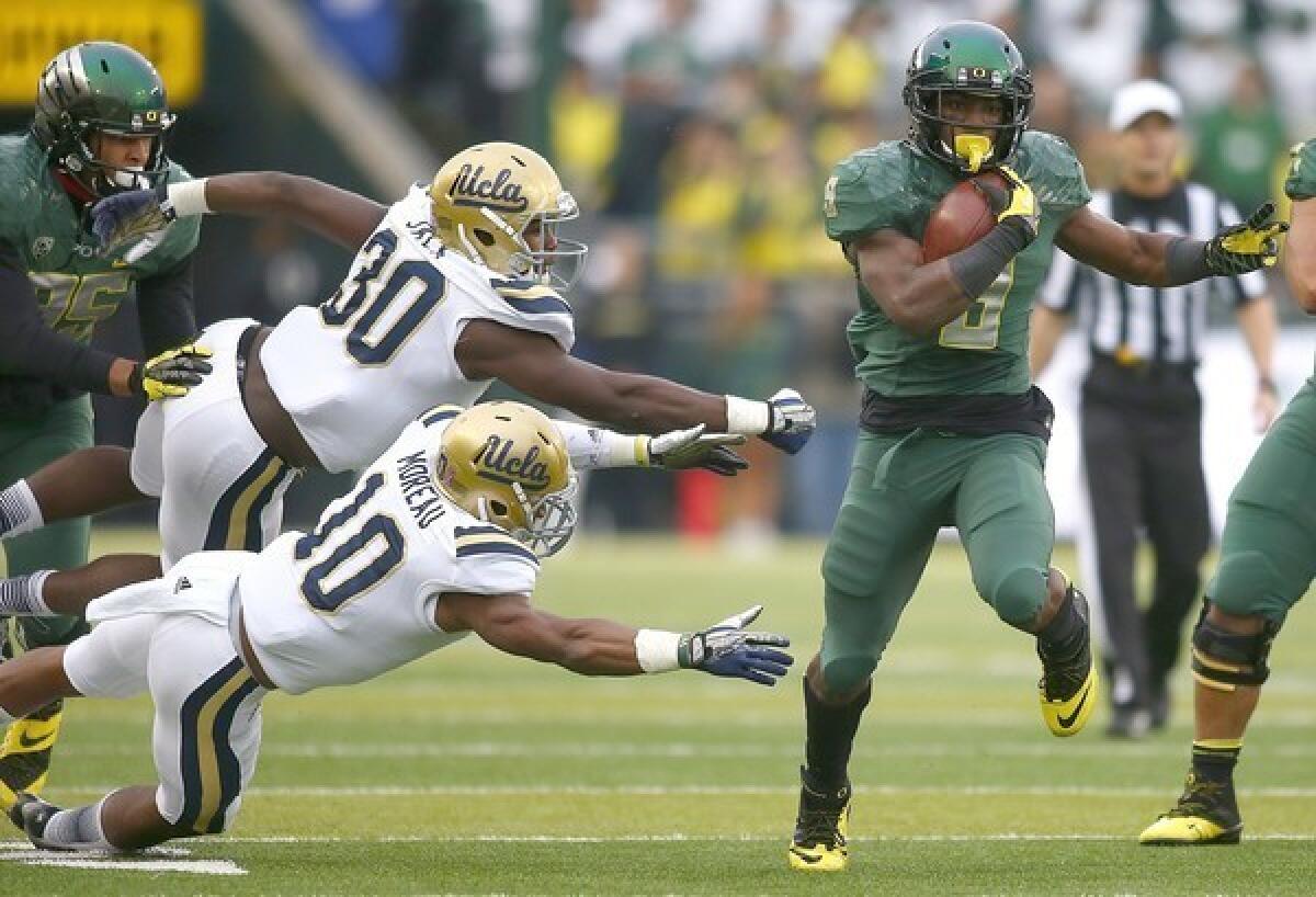 Oregon running back Byron Marshall breaks past UCLA defenders for a touchdown during the first half at Autzen Stadium.