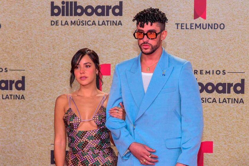 Bad Bunny y su novia Gabriela Berlingeri en la alfombra roja de los Premios Billboard de la Música Latina.