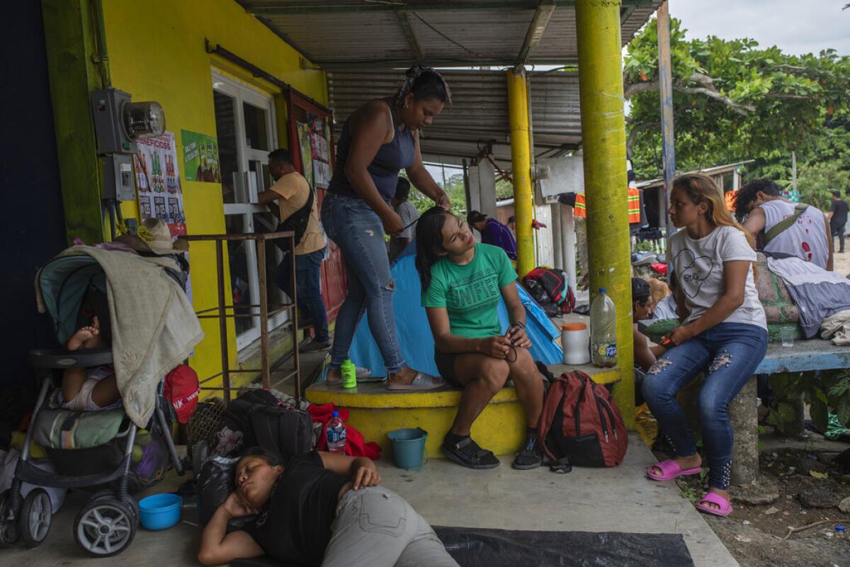 Archivo.- La migrante hondureña Yoselin peina a su amiga transgénero Ingrid Linares