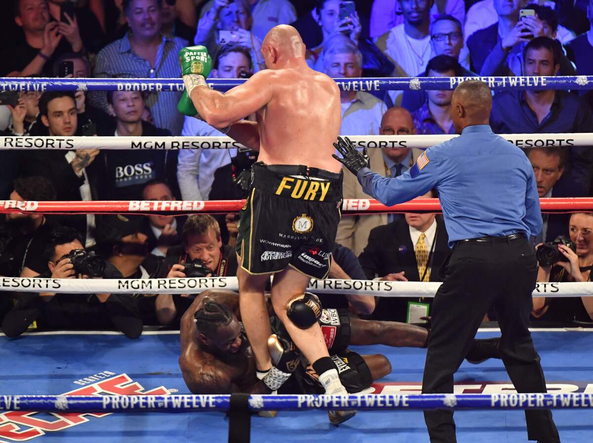 Tyson "The Gypsy King" Fury derrotó a Deontay "The Bronze Bomber" Wilder en el séptimo asalto para capturar el campeonato peso pesado del Consejo Mundial de Boxeo el sábado por la noche en el MGM Grand Garden Arena en Las Vegas. "Él vino aquí esta noche a pelear y se preparó y realmente mostró el corazón de un campeón. Lo conecté con un derechazo limpio que lo envió a la lona y volvió a levantarse. Él es un guerrero. Él volverá. Será campeón de nuevo. El rey ha vuelto a la cima del trono", declaró Fury tras su monumental victoria. "Cosas como esta suceden", dijo Wilder. “El mejor hombre ganó esta noche, pero mi esquina tiró la toalla y yo estaba listo pelear hasta el final. Tenía muchas cosas sucediendo en esta pelea, pero no tengo excusas esta noche. Solo desearía que mi esquina me hubiera dejado pelear hasta el final. Soy un guerrero. Tuvo una gran actuación y volveremos más fuertes".