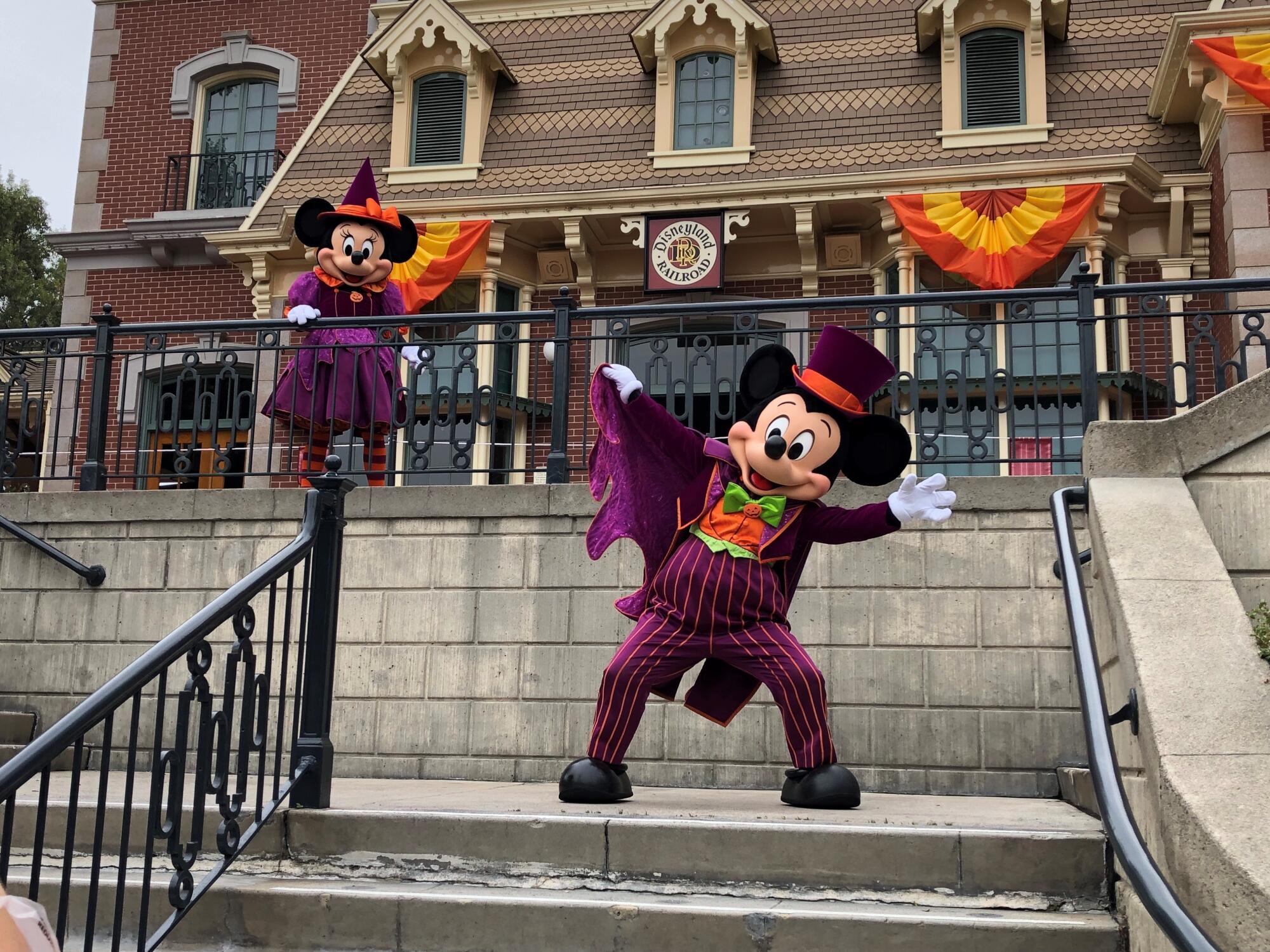 Mickey y Minnie reciben a los visitantes a Disneyland en la temporada de Halloween que ya comenzó hasta el 2 de noviembre.