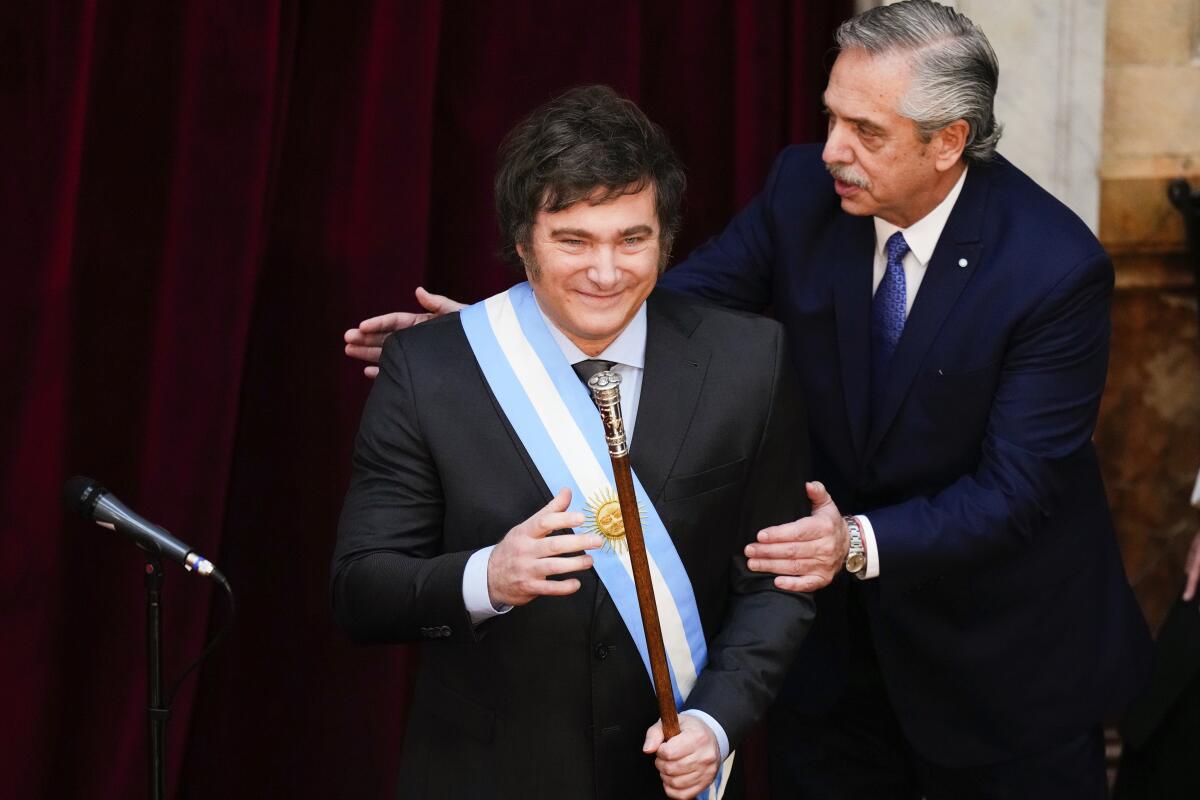 ARCHIVO - El presidente saliente de Argentina, Alberto Fernández, 