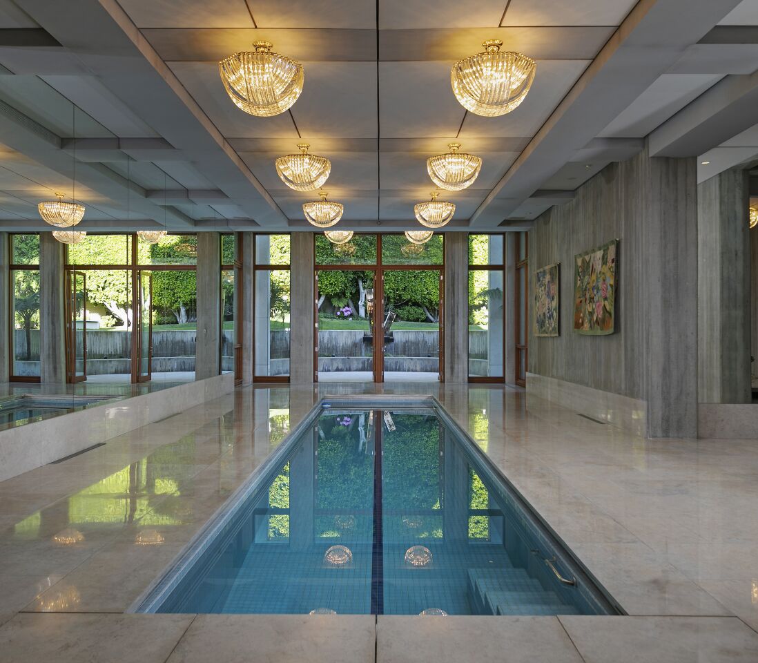 There are indoor and outdoor swimming pools plus a so-called water lounge that is surrounded on all sides by ponds.