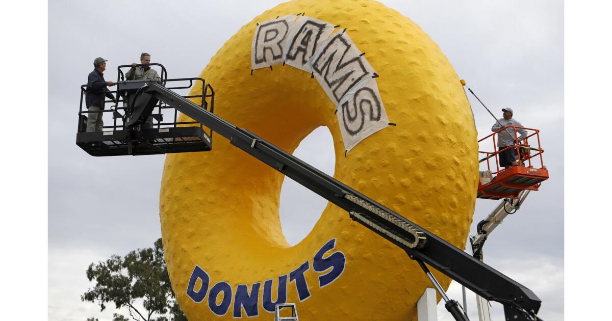 Rams Fans Rally at Randy's Donuts – NBC Los Angeles