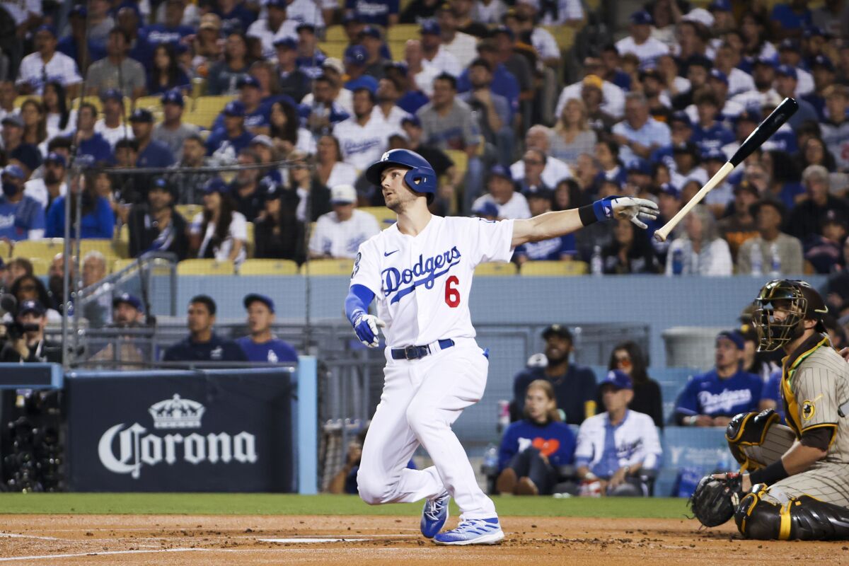 Trea Turner lance sa batte après avoir frappé un coup de circuit en solo pour les Dodgers lors de la première manche mardi.