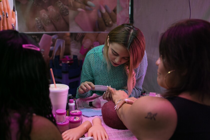 At A Street Bazaar In Chaotic Mexico City You Can Get Plucked Scrubbed And Waxed For Cheap Los Angeles Times