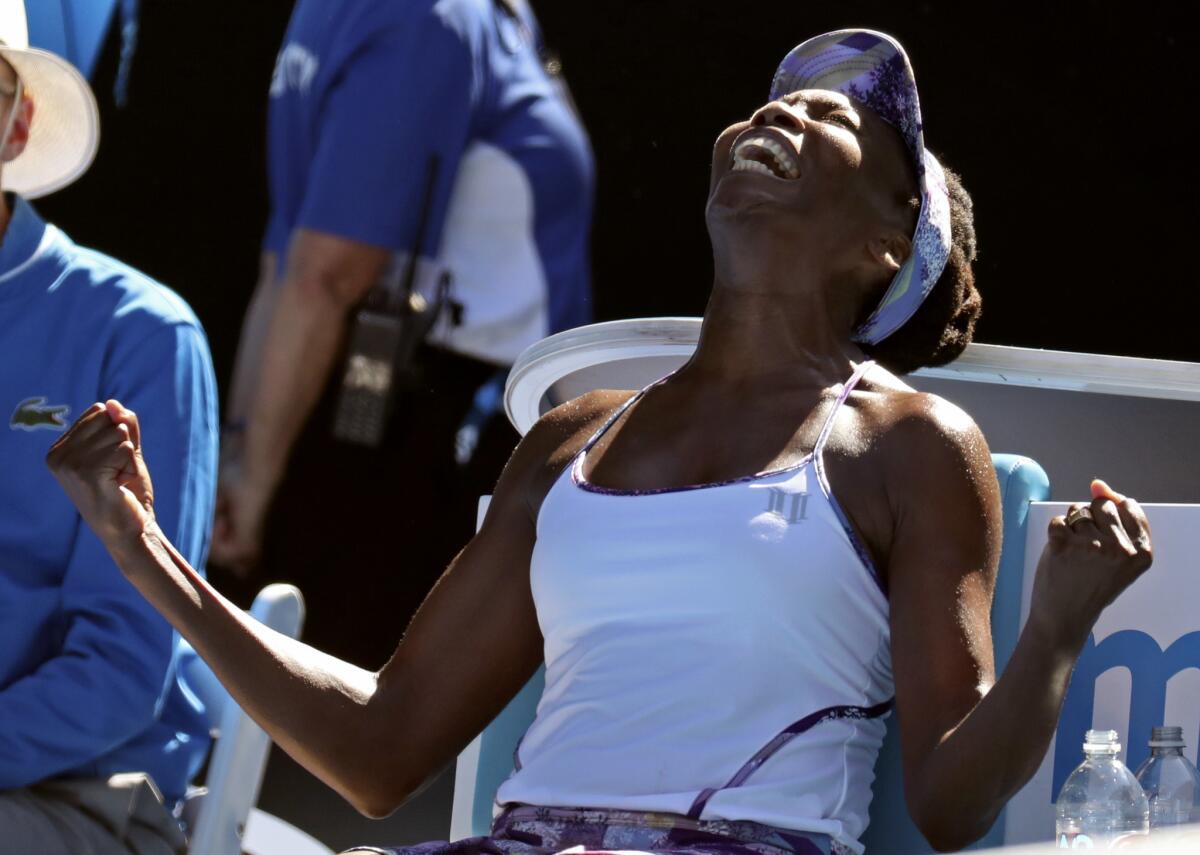 La tenista estadounidense Venus Williams celebra tras derrotar a su compatriota Coco Vandeweghe en las semifinales del Abierto de Australia en Melbourne, el jueves 26 de enero de 2017. (AP Foto/Aaron Favila) ** Usable by HOY, ELSENT and SD Only **