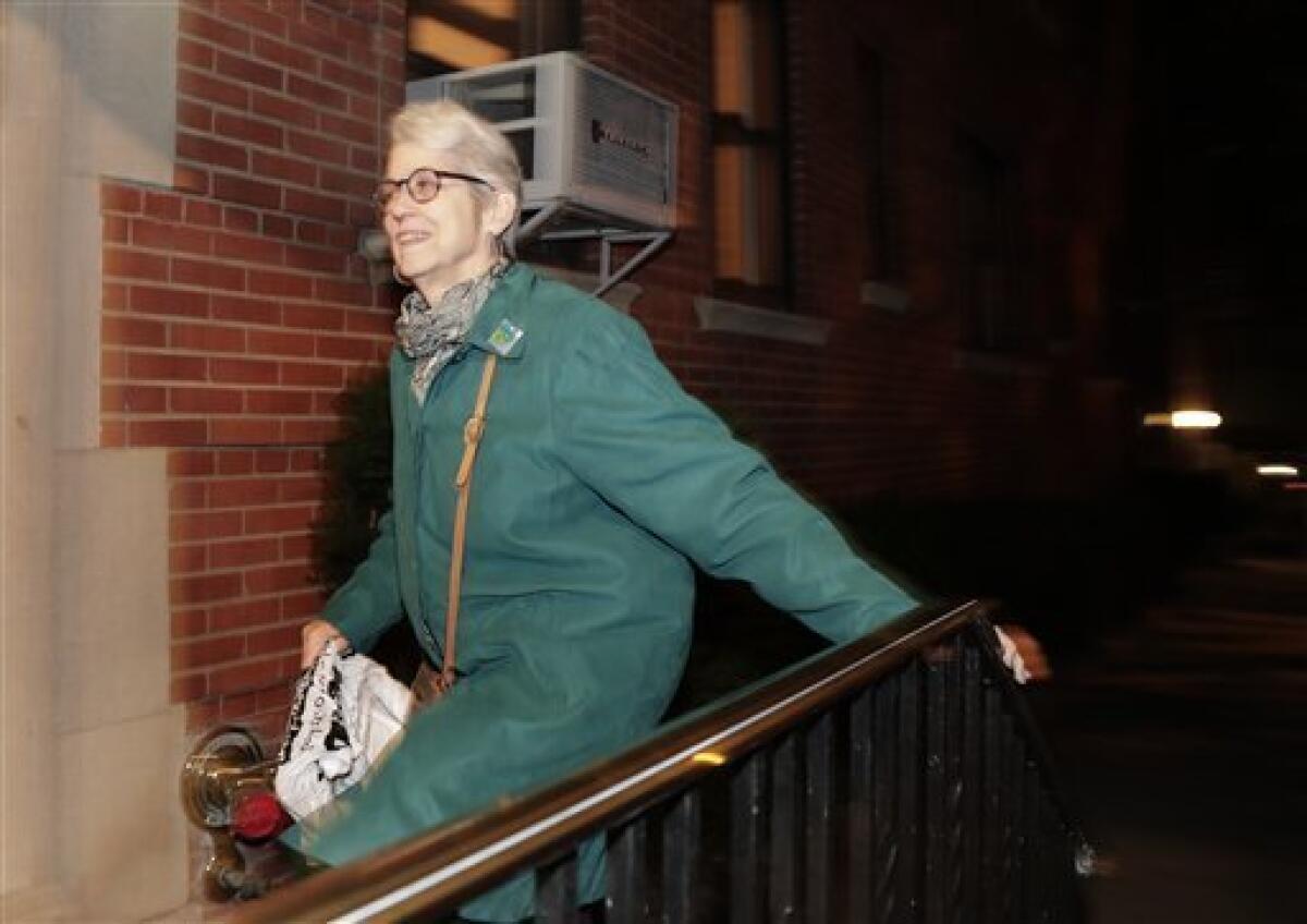 Jessica Leeds llega a su apartamento el miércoles 12 de octubre de 2016 en Nueva York. Leeds es una de las mujeres que le declaró al New York Times que el candidato presidencial republicano, Donald Trump, la tocó de manera inapropiada. (AP Foto/Julie Jacobson)