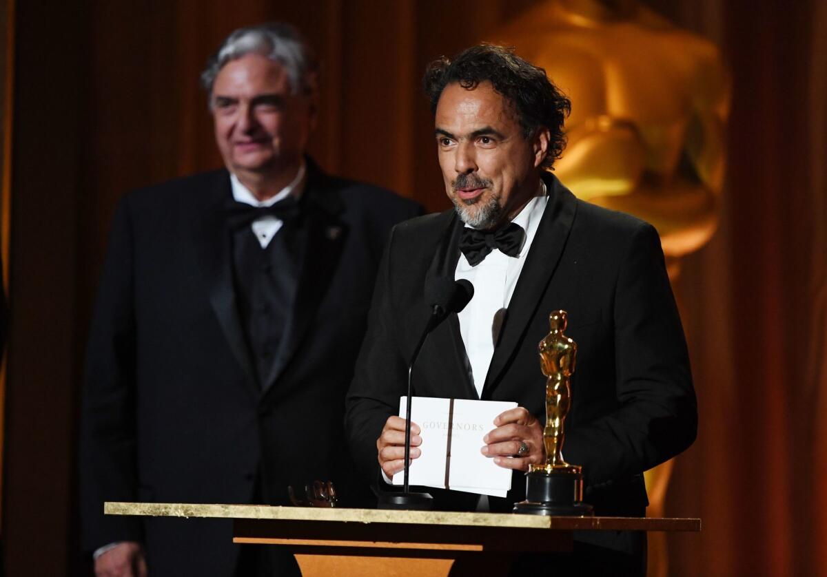 Alejandro G. Inarritu recibe el Special Award Oscar en los Governors Awards por "Carne y Arena".
